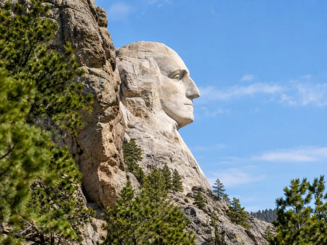 Le profil du visage sculpté de George Washington vu depuis une aire en bord de route
