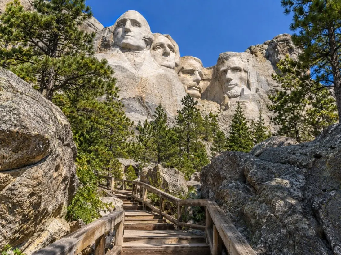 Marches en bois du Presidential Trail parmi les rochers de granit sous la sculpture